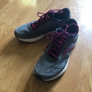 Brooks Ravenna 10 Women sneaker size 9.5 (b)